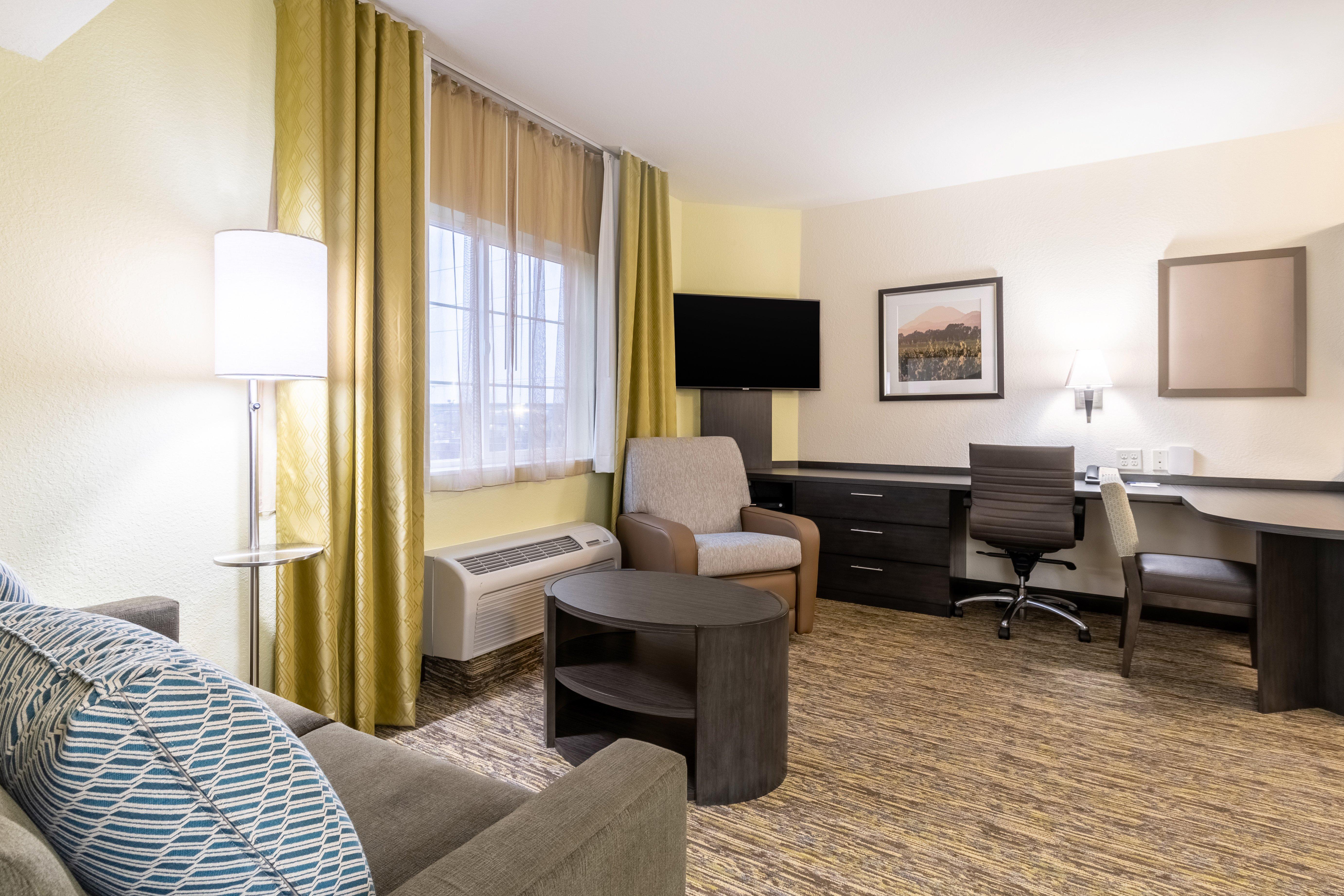 Candlewood Airport By Ihg Hotel