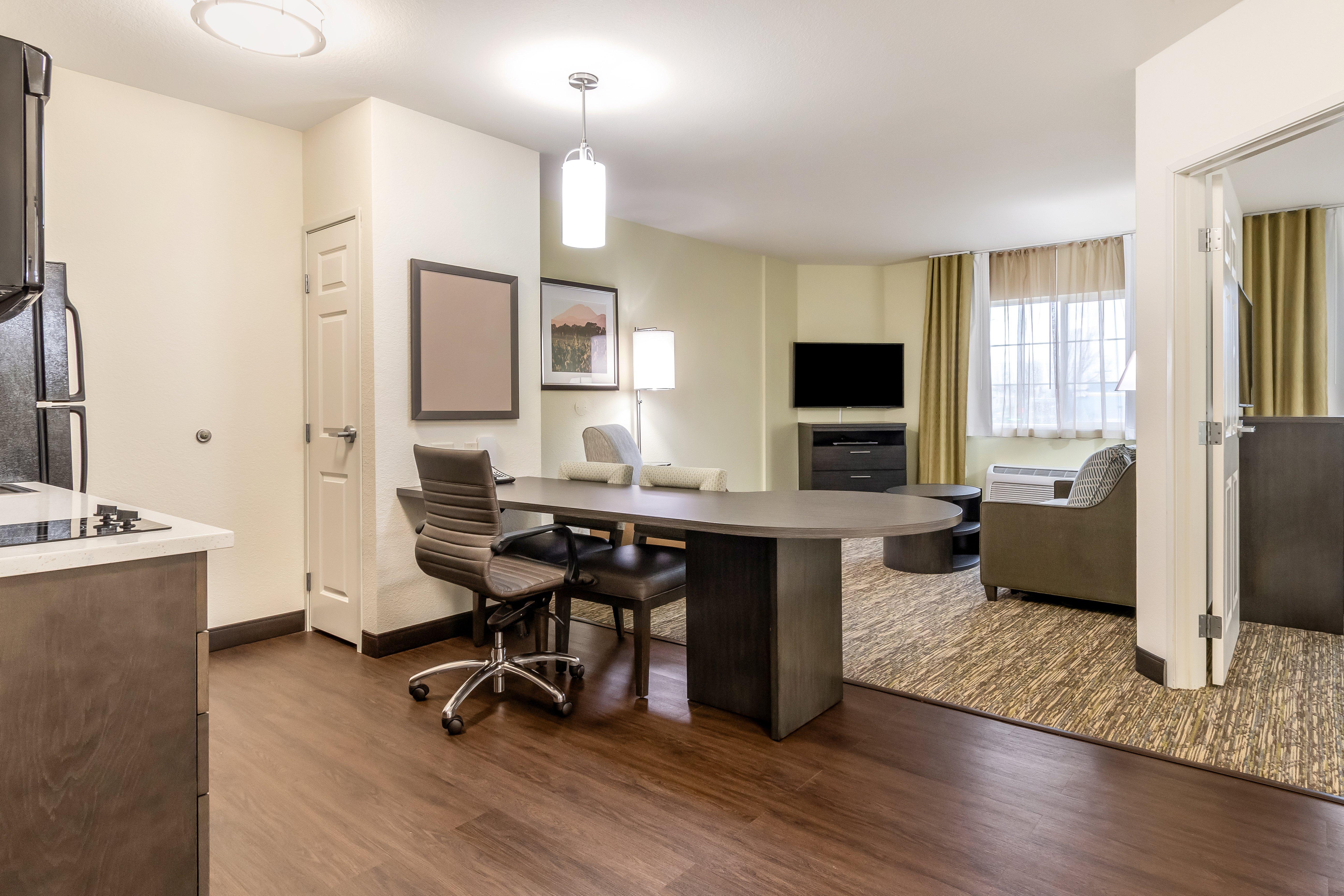 Candlewood Airport By Ihg Hotel