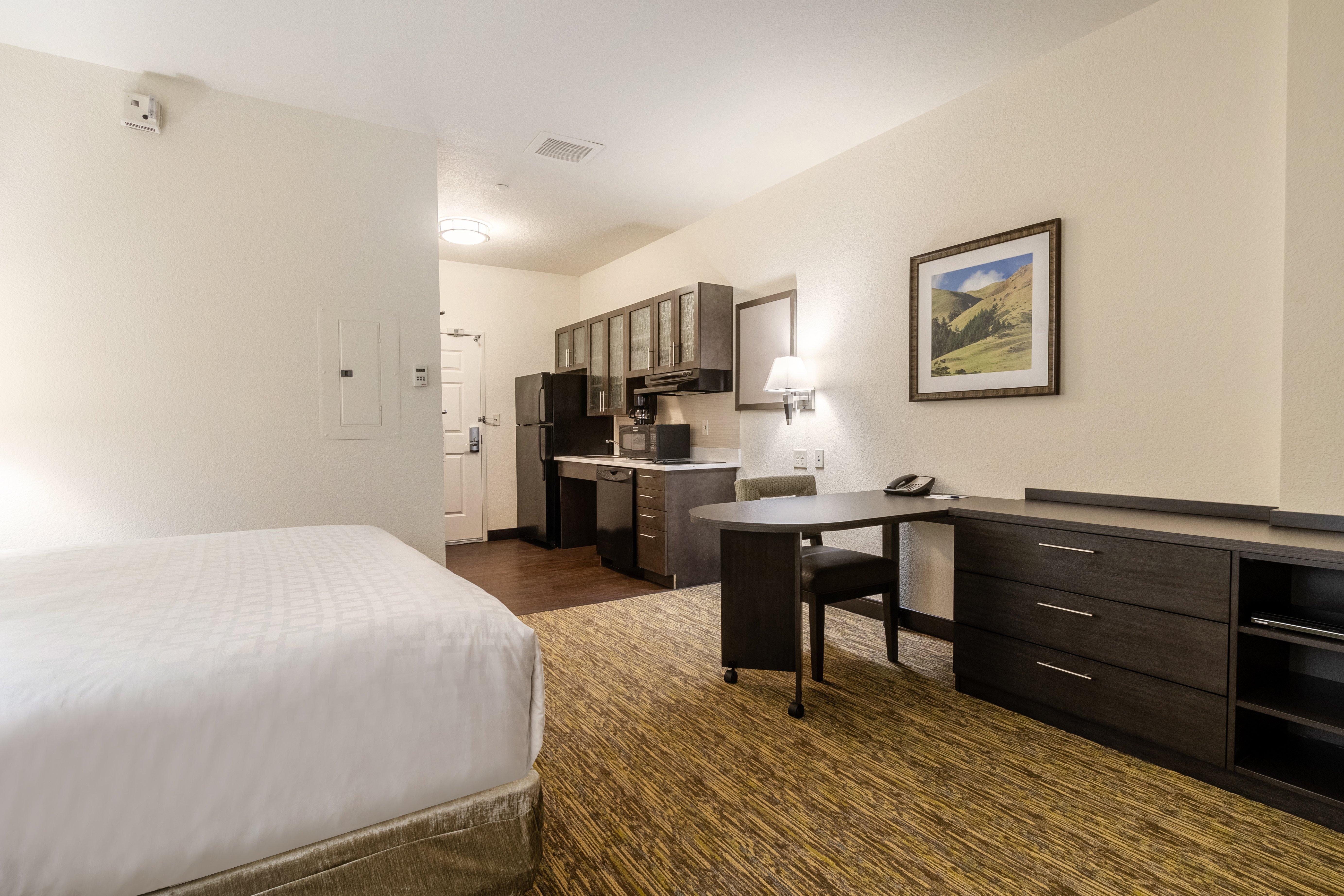 Candlewood Airport By Ihg 3*