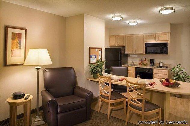 Candlewood Airport By Ihg 3*